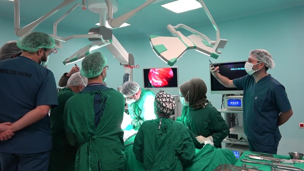 yabancı doktorlar türkiye'ye pektus ameliyatını i̇zlemeye geldi
