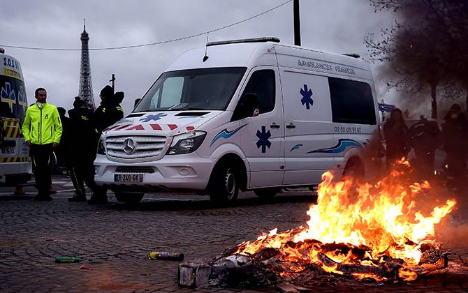 parisde saglik personeli kendini atese verdi2