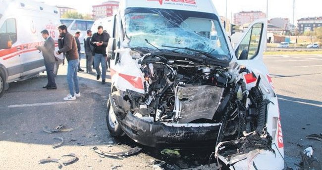 ambulansla kaza yaptı 2 sağlık çalışanı yaralandı