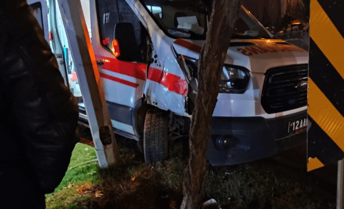 direksiyon hakimiyetini kaybeden ambulans şoförü ağaca çarparak durabildi