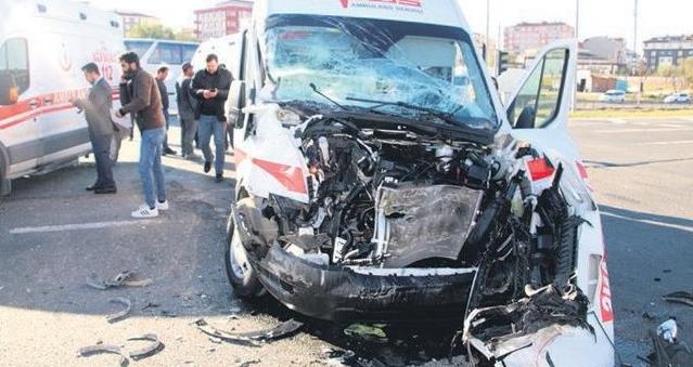 Ambulansla Kaza Yaptı 2 Sağlık Çalışanı Yaralandı