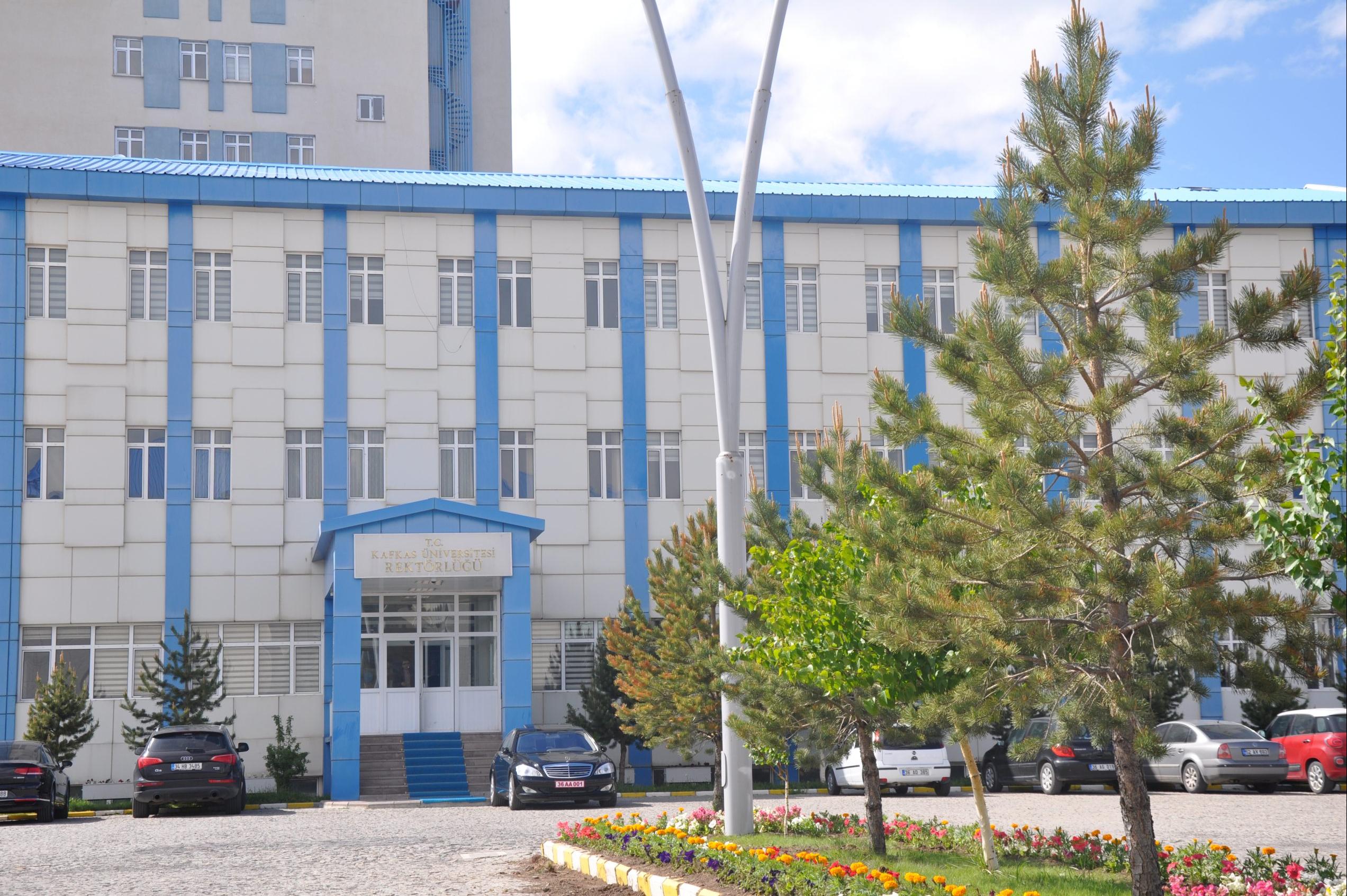 kafkas üniversitesi yeni sağlık personellerini bekliyor