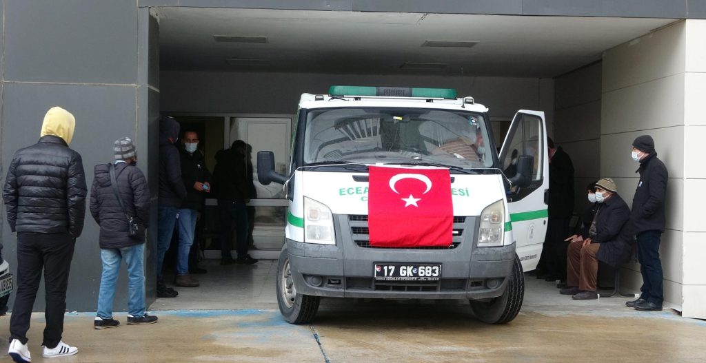 covid 19e28099a yenik dusen seher ebe icin toren duzenlendi