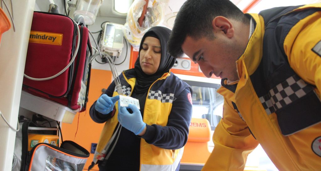 yasam ile olum arasinda mekik dokuyan meslek 112 acil saglik ekipleri