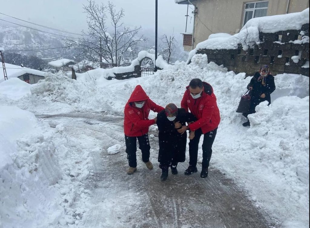 85 Yaşındaki Hasta Kadına Sağlık Ekipleri Yetişti