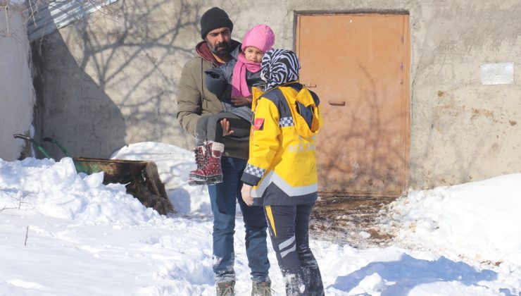 sağlık ekipleri yolu kapanan köydeki çocuk i̇çin seferber oldu