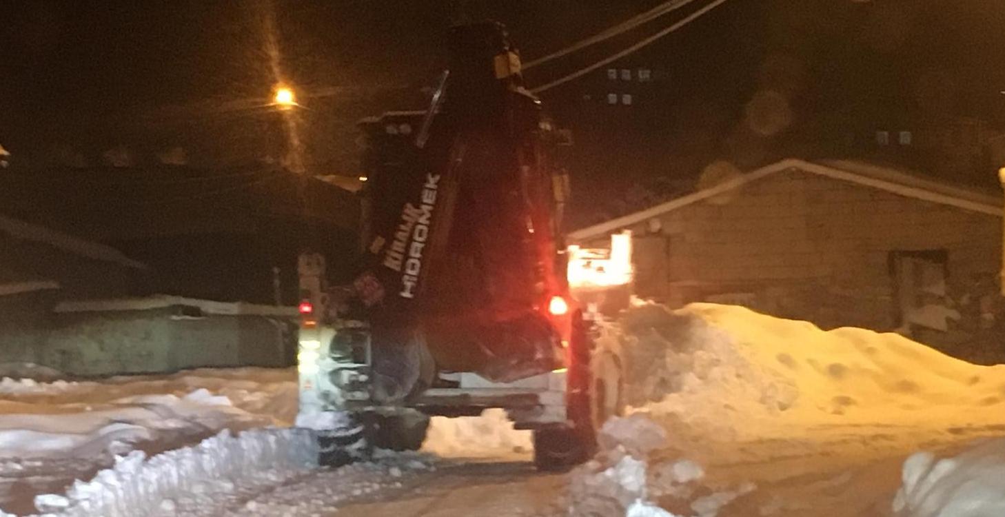 acil saglik ekipleri kardan kapanan yolu 3 saatte hasta kadini hastaneye yetistirdiler