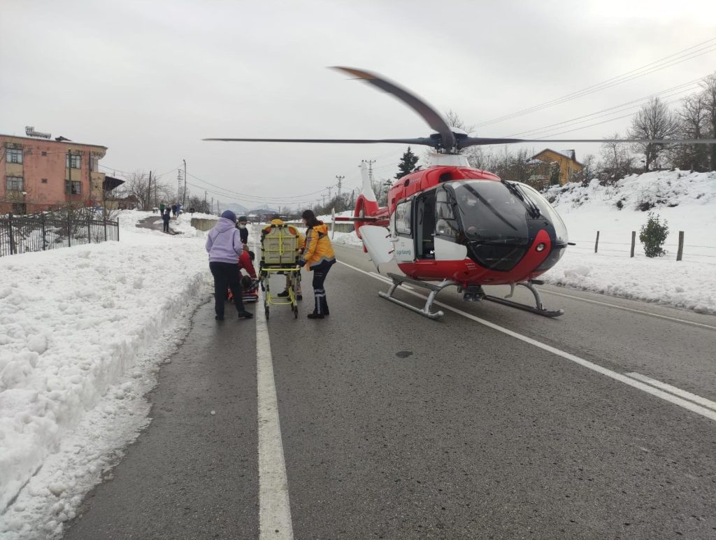 Ambulans Helikopter Karayoluna İndi