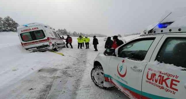 ambulans kara saplandi imdadina umke ve karayollari ekipleri yetisti