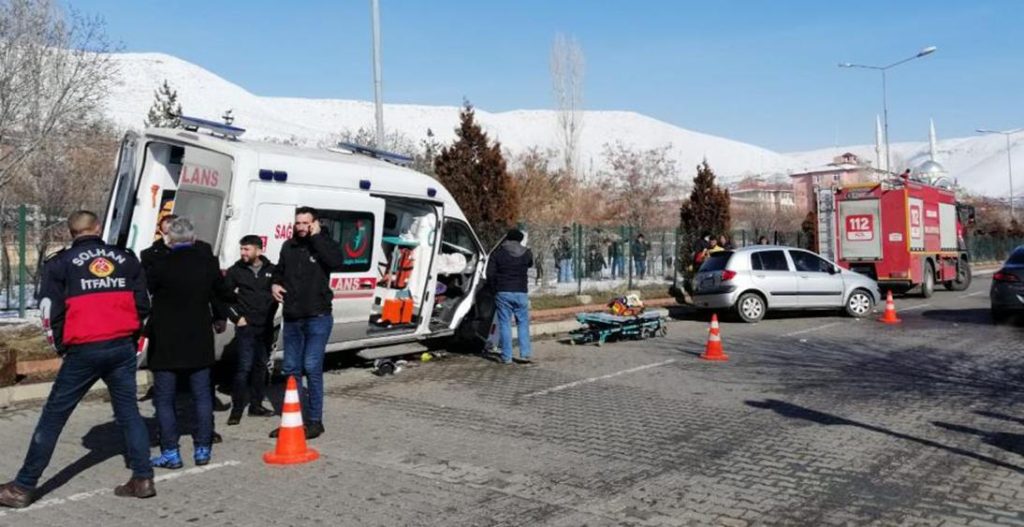 bingol8217de ambulans ve otomobil carpisti 5 yarali