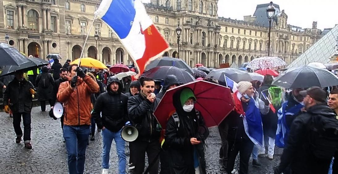Fransa’da 6 Ocak’ta Covid-19 sağlık kartının aşı kartına dönüştürecek yeni