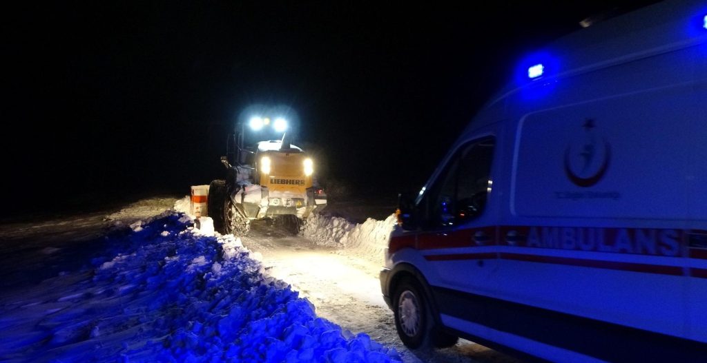 kardan yolu kapanan koydeki hasta icin ekipler seferber oldu