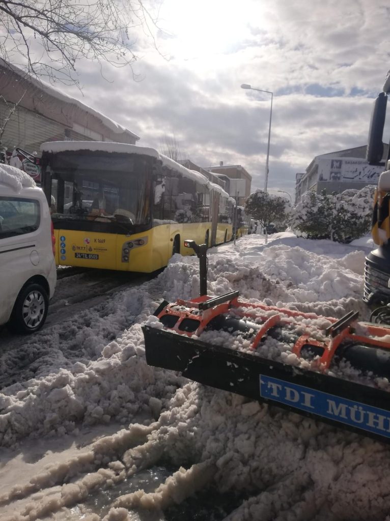 Karlı Yolda Hastaneye İş Makinesi ile Giden Ebeler Konuştu