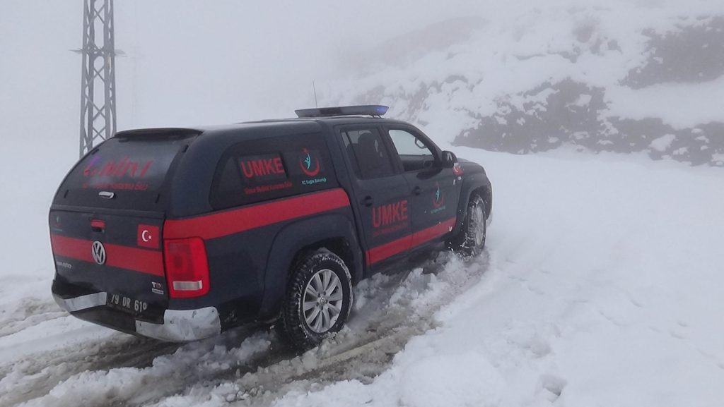 UMKE Ekipleri Kapalı Yolu Aşarak Diyaliz Hastasına Ulaştı