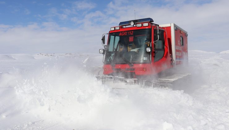 sağlık ekipleri yolu kapanan köydeki hastaya son anda yetişti