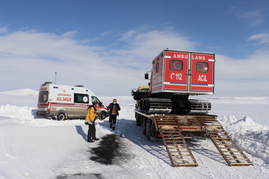 Sağlık Ekipleri Yolu Kapanan Köydeki Hastaya Son Anda Yetişti