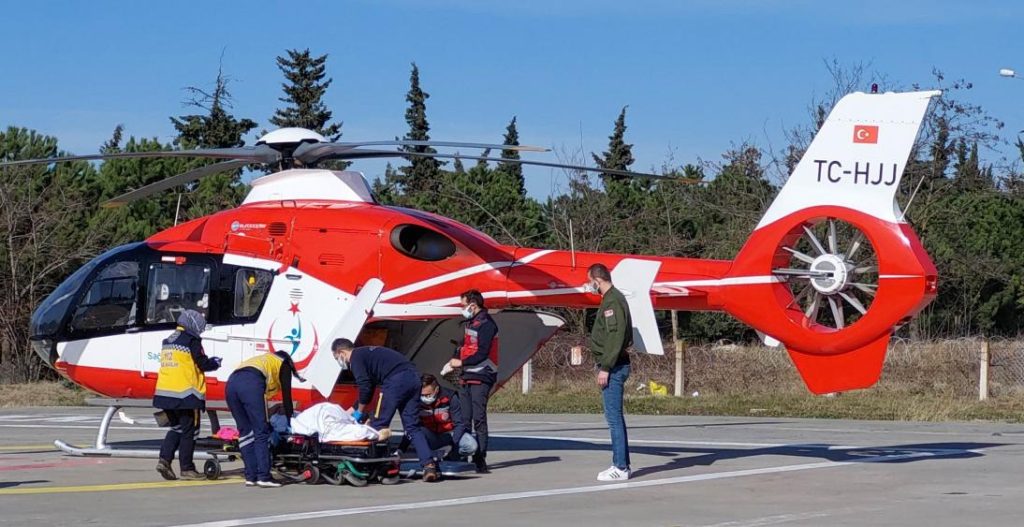 avcinin kazara vurdugu ciftci ambulans helikopterle hastaneye yetistirildi