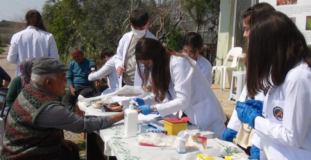 gelecegin doktor adaylari koylerde kapi kapi dolasip saglik taramasi yapiyor