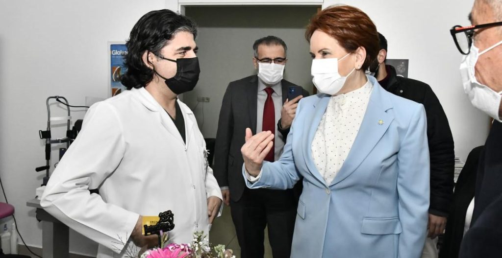 iyi parti genel baskani aksener ziyaret ettigi doktorlarin tip bayrami8217ni kutladi