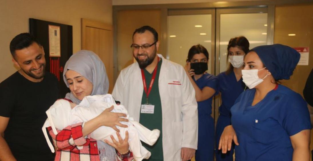 50 bin dogumda bir gorulen hastaligi olan 5 aylik bebek 7 saatlik operasyonla sagligina kavustu