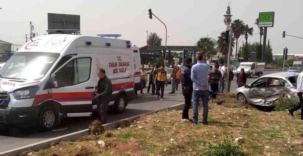 hatay8217da ambulansla otomobilin carpistigi kazada 2 kisi yaralandi 1