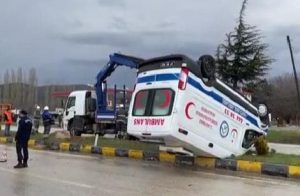 Kastamonu’da Devrilen Ambulansın Sürücüsü Yaralandı