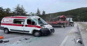 Kontrolden Çıkıp Devrilen Ambulansta 2 Kişi Yaralandı