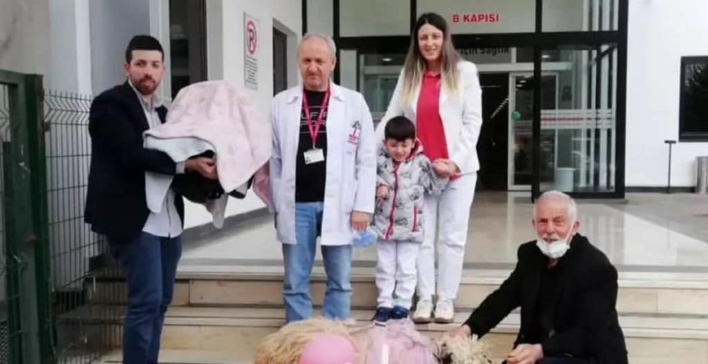 kovid 19 sebebiyle premature dogan bebek yasama tutundu