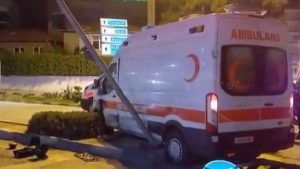 Manisa’da Ambulansla Otomobil Çarpıştı: 3 Yaralı