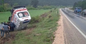 Hasta Naklinden Dönen Ambulans Şarampole Devrildi: 3 Sağlık Çalışanı Yaralandı