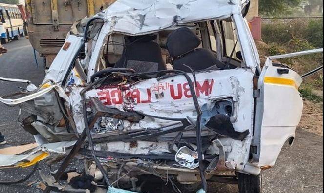 hindistan'da kamyonla ambulansın yaptığı kazada 7 kişi hayatını kaybetti