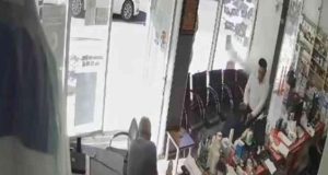 Şanlıurfa’da bir eczaneye düzenlenen silahlı saldırı güvenlik kamerasına yansıdı. Görüntülerde