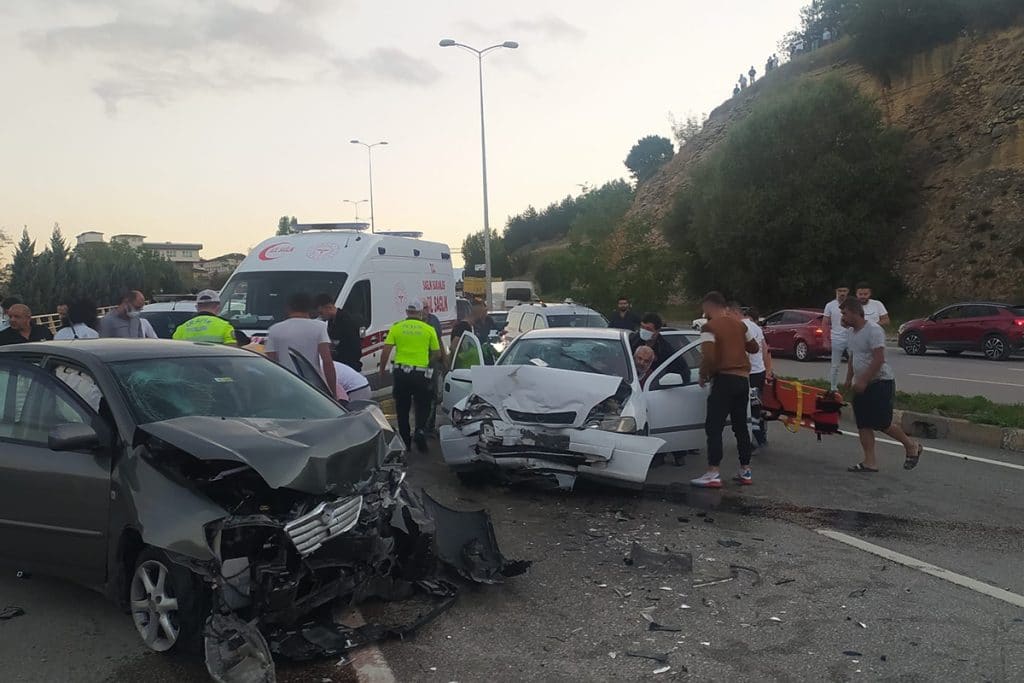 Tatilin başlaması ile artan yolculuklar trafik kazalarının da artmasına neden oldu. Karabük'te meydana gelen trafik kazasında 2 kişi öldü, 2 kişi yaralandı.