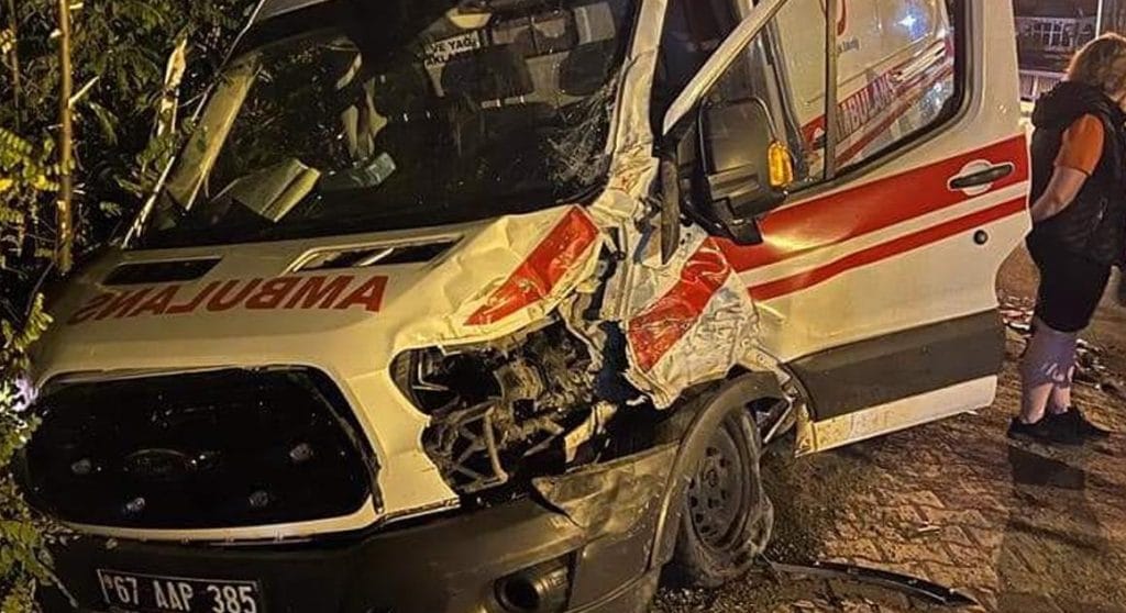 zonguldak8217ta vakaya giden ambulans kaza yapti 3 saglik calisani yaralandi