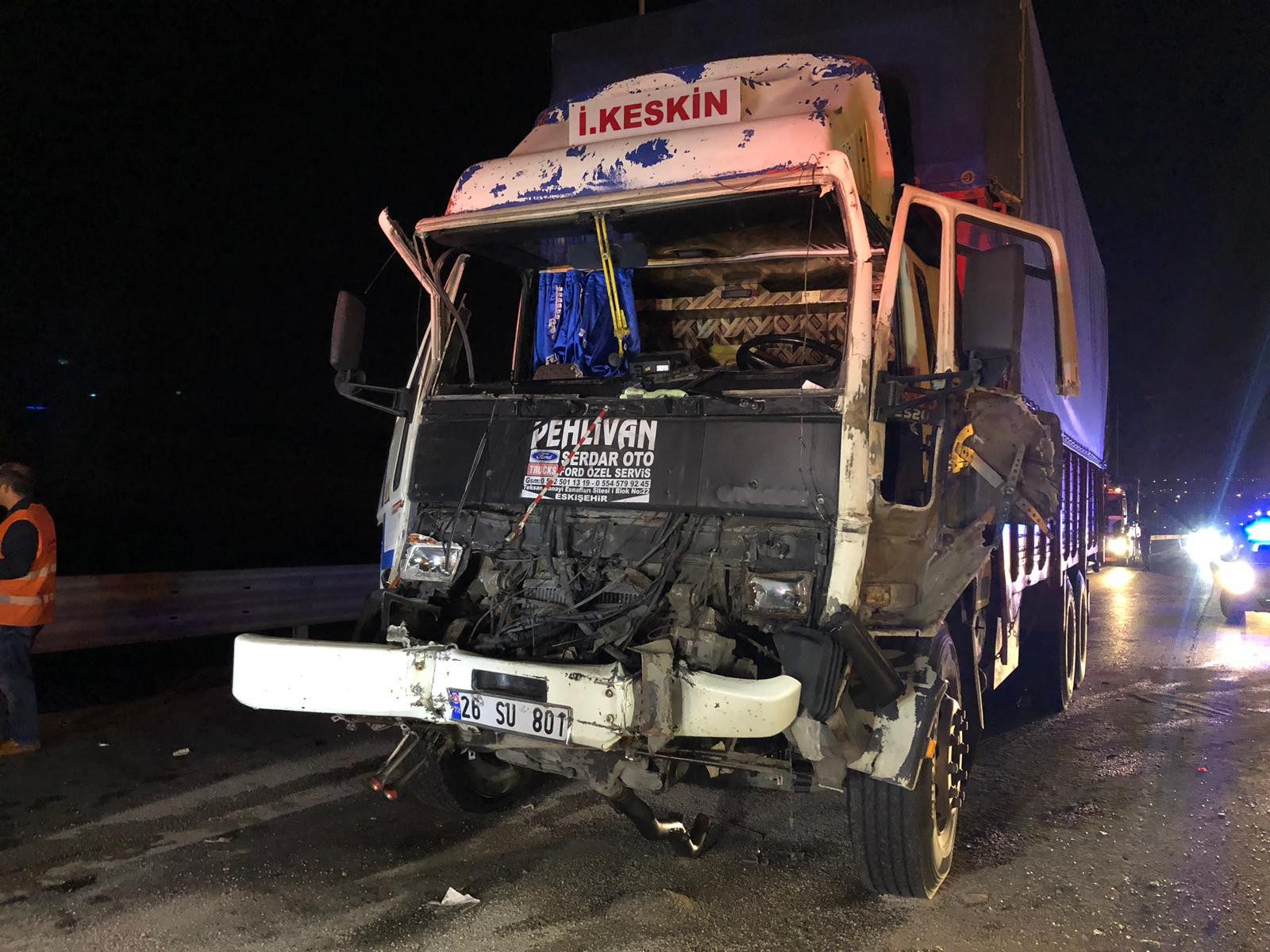 aydın'da seyir halindeki iki kamyonun çarpışması sonucu oluşan kazada 1 kişi ağır 2 kişi hafif yaralandı.