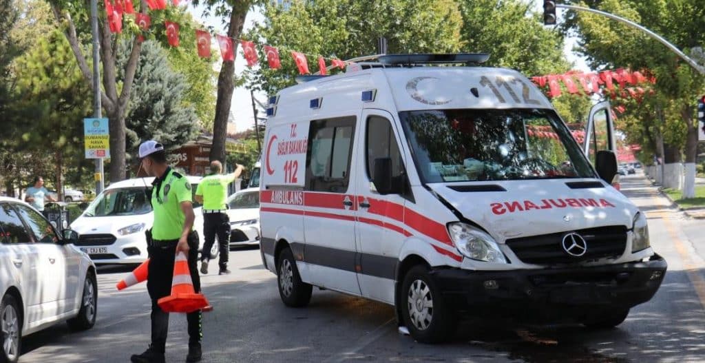 ambulans ile otomobil carpisti 1 kisi yaralandi