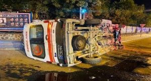 Dolmuş İle Çarpışan Ambulans Devrildi: 3 Kişi Yaralandı