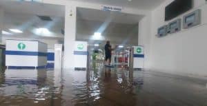 İzmir’de Sağanak Yağış Sonrası Tıp Fakültesi Hastanesini Su Bastı