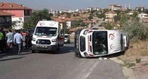 Ambulansla Otomobil Çarpıştı, 3’ü Sağlık Çalışanı 4 Kişi Yaralandı