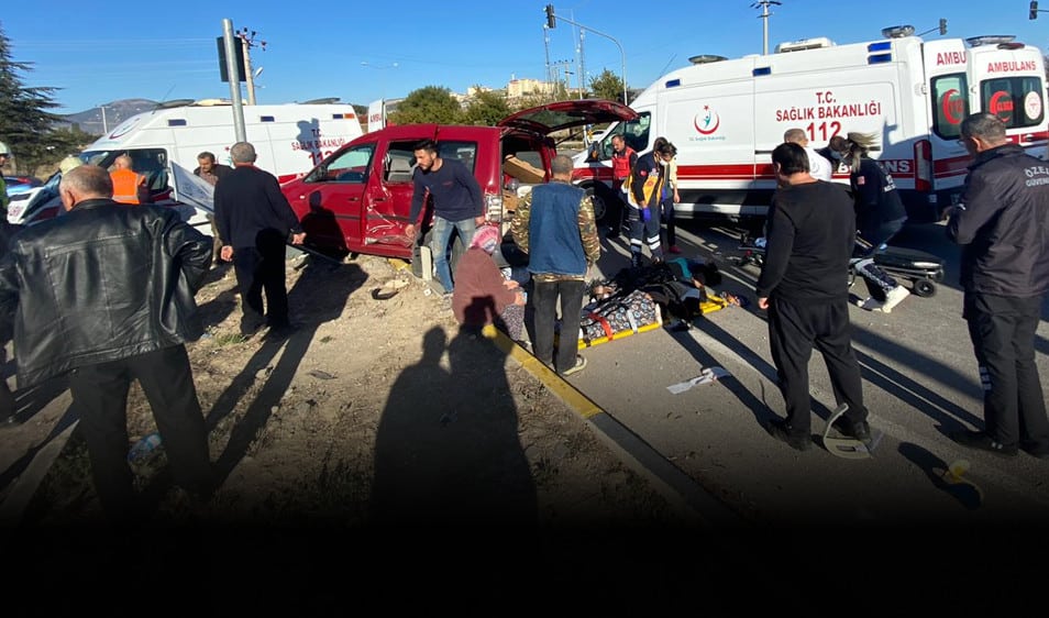 ambulans i̇le otomobile çarpıştı: 1 kişi hayatını kaybetti, 6 kişi yaralandı