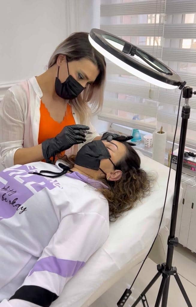 Dalmış Beauty işletmecisi ünlü modacı Mehmet Sait Dalmış, kalıcı makyaj yaptırmadan önce cilt tipinin iyice araştırılması ve belirlenmesi gerektiğini söyledi.