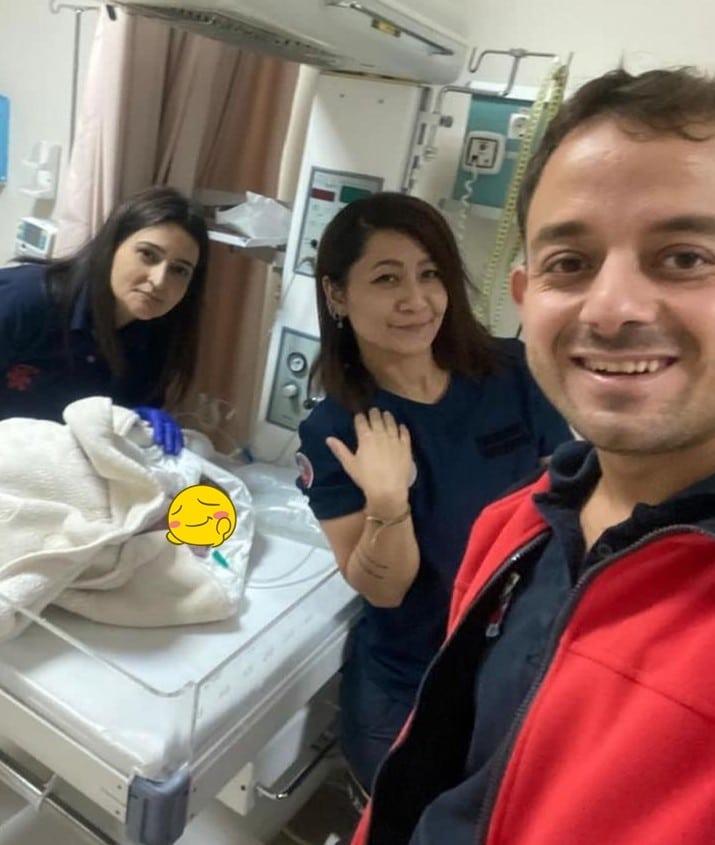 Dünya'ya Gözlerini Ambulansta Açtı