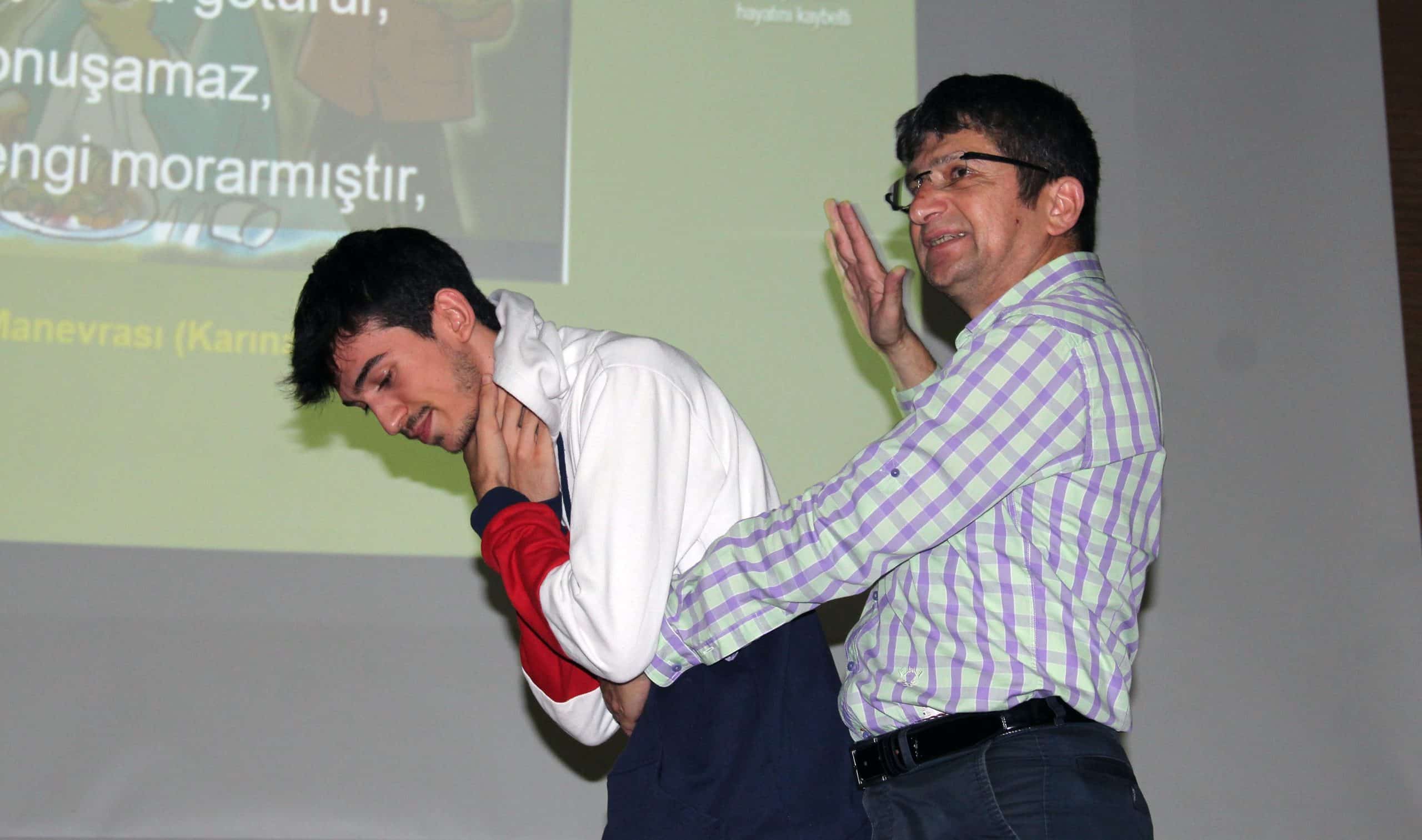 Giresun Üniversitesi Sivil Savunma Birimi üniversiteye bağlı fakülte ve yüksekokullarda bilgilendirme amaçlı ilkyardım eğitimlerine devam ediyor.
