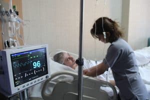 Gaziantep’te 2 sene önce beyninde tespit edilen tümör nedeniyle sağ gözünü kaybeden genç, Elazığ’da yapılan operasyonla sağlığına kavuştu.