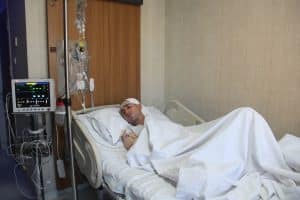 Gaziantep’te 2 sene önce beyninde tespit edilen tümör nedeniyle sağ gözünü kaybeden genç, Elazığ’da yapılan operasyonla sağlığına kavuştu.