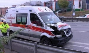 Ambulans ile Otomobil Çarpıştı: 3’ü Sağlık Personeli 4 Kişi Yaralandı