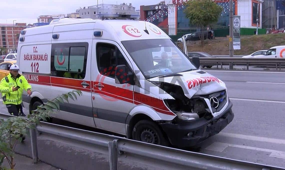 Ambulans ile Otomobil Çarpıştı: 3'ü Sağlık Personeli 4 Kişi Yaralandı