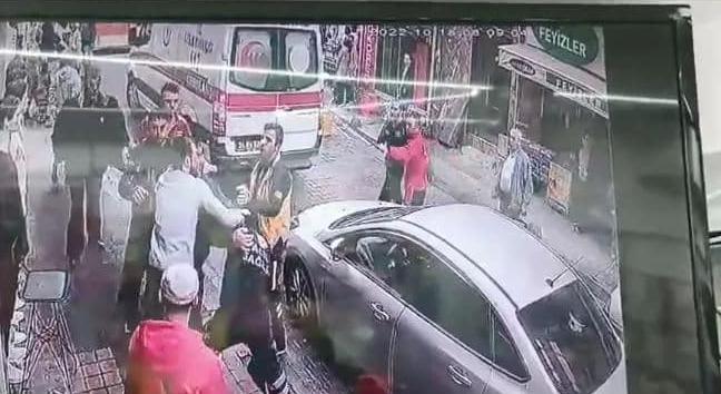 Ambulansa Yol Vermeyen Esnaf Sağlık Çalışanlarına Saldırdı