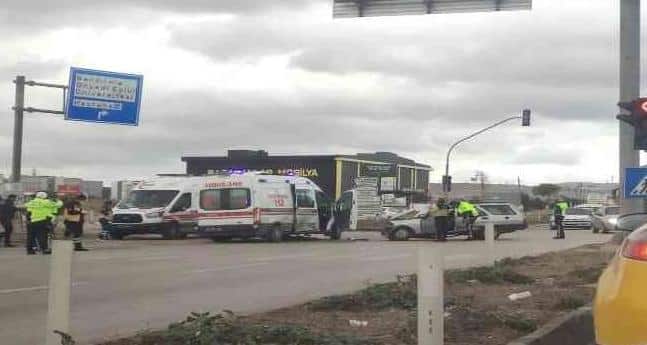 hasta taşıyan ambulans i̇le otomobil çarpıştı: 4 kişi yaralandı