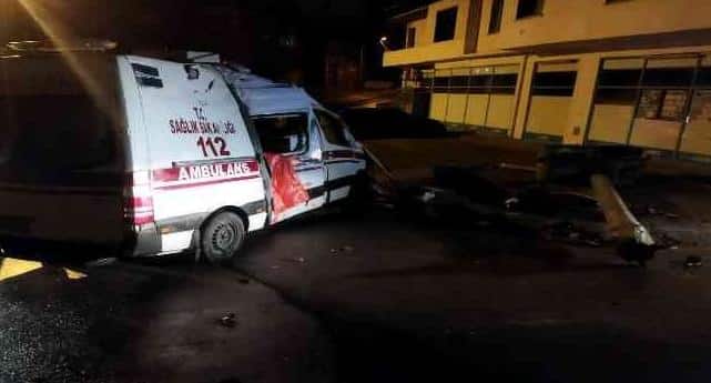 takla atan ambulans hurdaya döndü: 3 sağlık çalışanı yaralandı